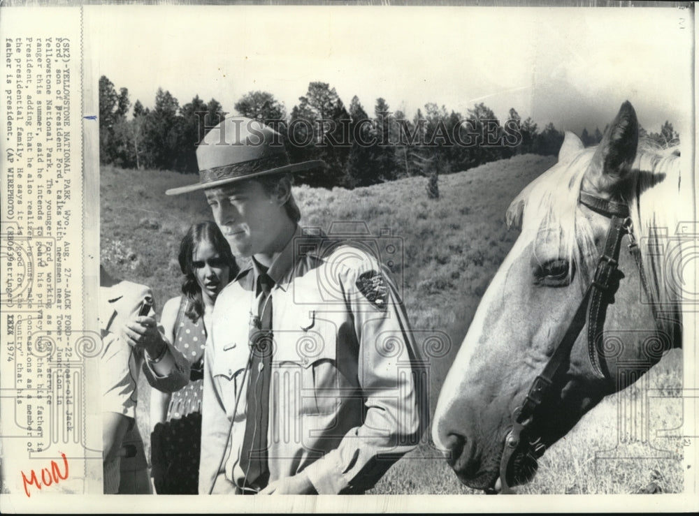 1974 Press Photo Pres Ford son Jack talks with newsmen near Tower Junction - Historic Images