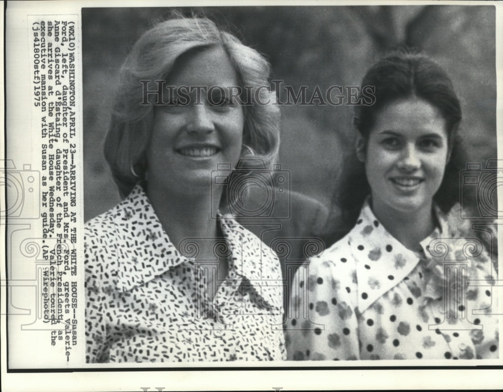 1975 Press Photo Susan Ford greets Valerie-Anne Giscard d'Estaing - Historic Images