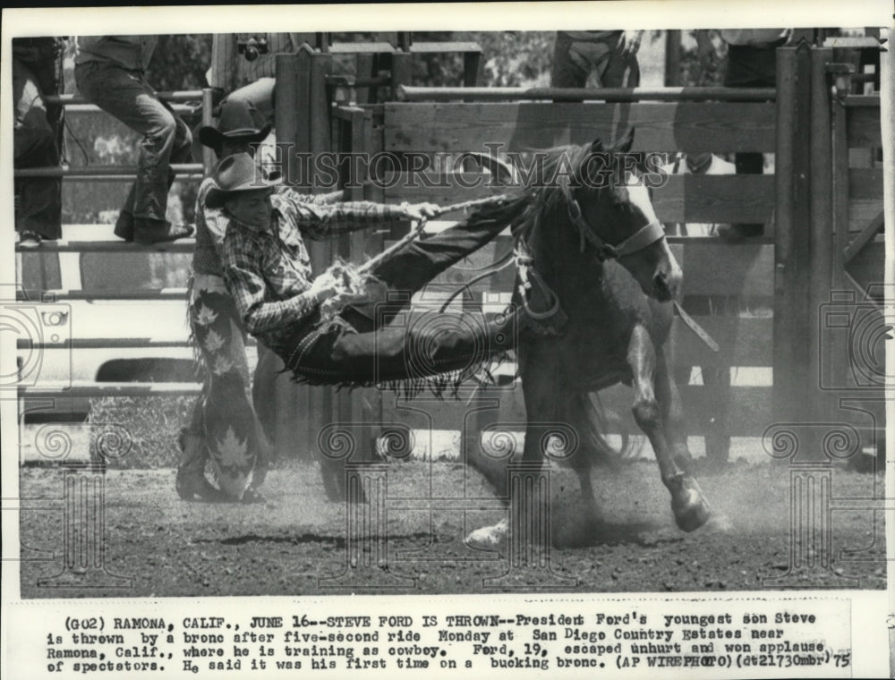 1975 Press Photo Pres Ford&#39;s youngest son Steve thrown by a brone - Historic Images