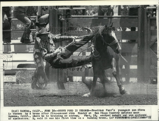 1975 Press Photo Pres Ford's youngest son Steve thrown by a brone - Historic Images