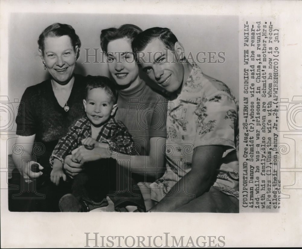 1965 Press Photo Airman Schmidt reunited with his family - Historic Images