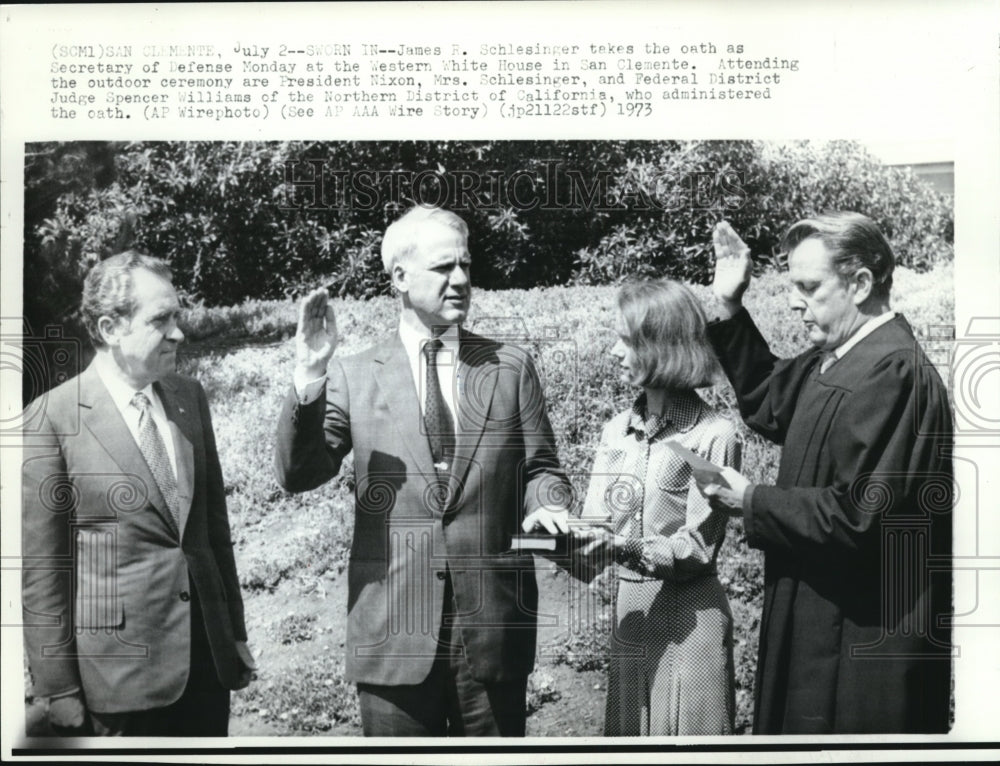 1973 Press Photo James Schlesinger with President Nixon - Historic Images