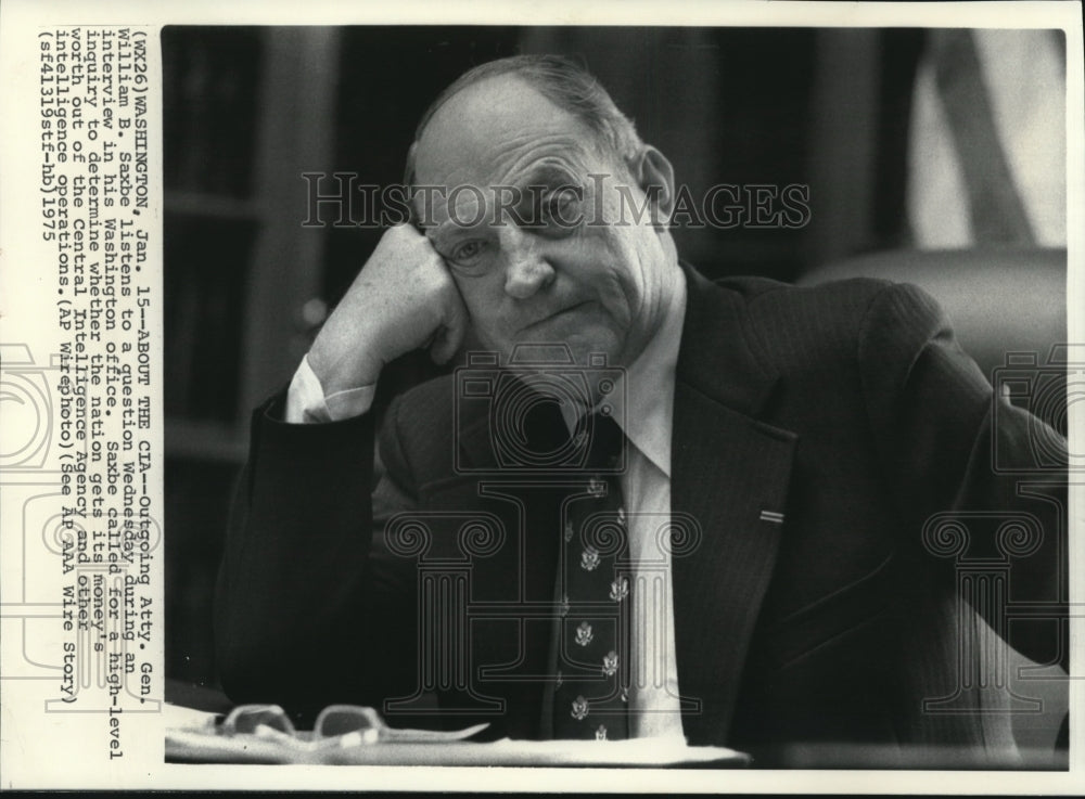 1975 Press Photo Saxbe listens to a question about the CIA in Washington - Historic Images