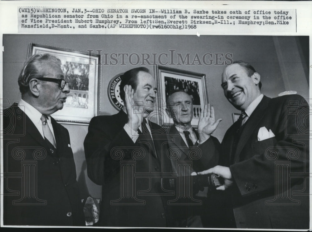 1968 Press Photo Sen. Saxbe sworn in the office VP Humphrey - Historic Images