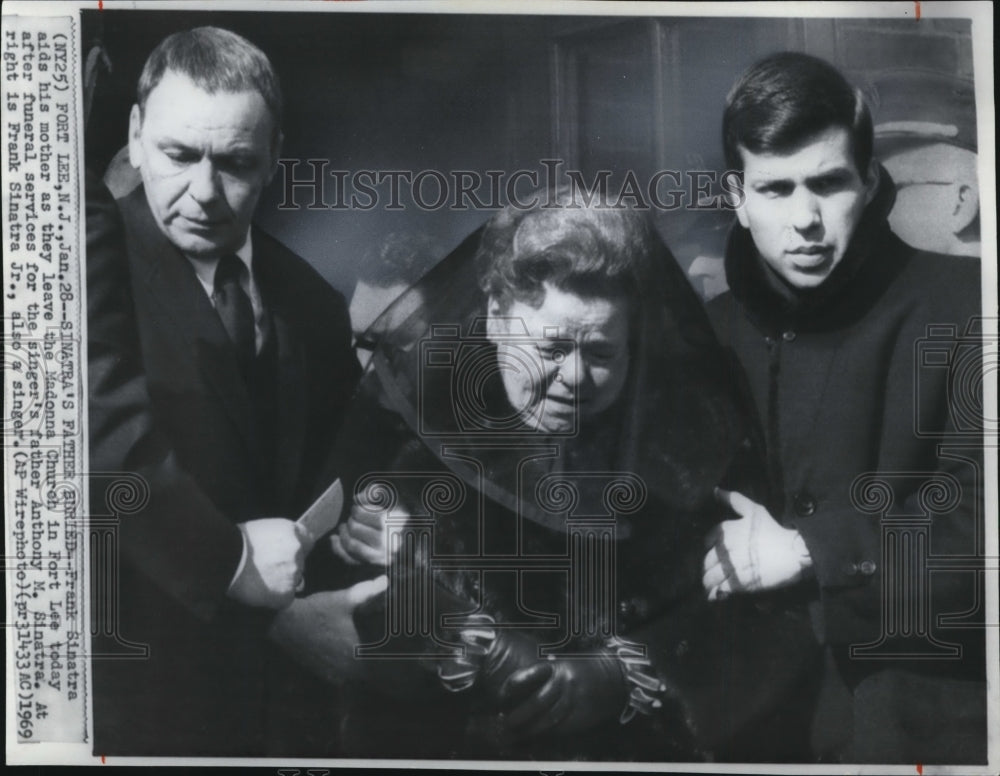 1969 Press Photo Frank Sinatra aids his mother after father&#39;s funeral services - Historic Images