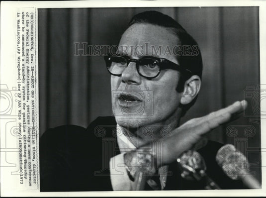1974 Press Photo Energy Administration dir William Simon at news conference - Historic Images