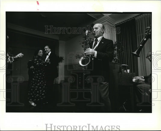 1986 Wire Photo Johnny Singer plays party at Kirtland County Club  - Historic Images