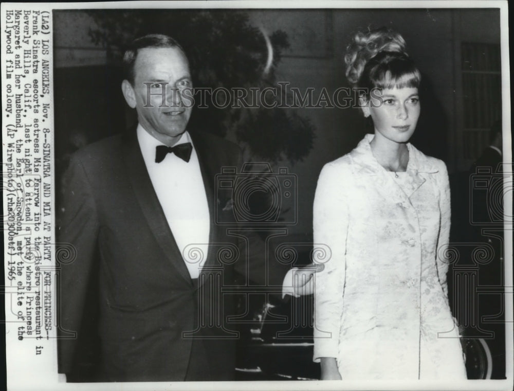 1965 Wire Photo Frank Dinatra escorts actress Mia Farrow into Bistro restaurant - Historic Images