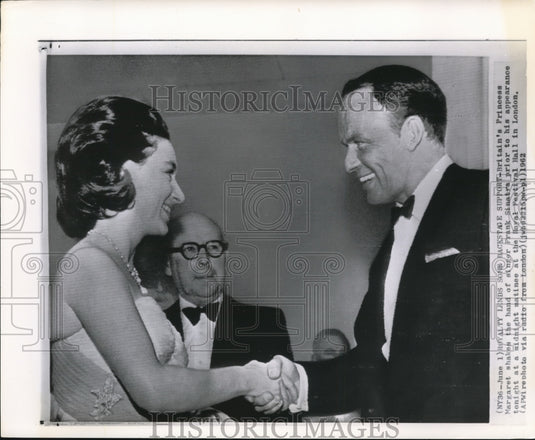 1962 Wire Photo Britain's Princess Margaret shakes hands with Frank Sinatra - Historic Images