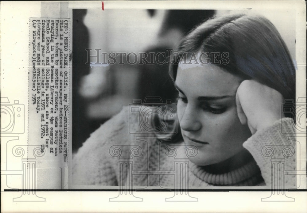 1974 Press Photo Heiress Patricia Hearst during her college years - Historic Images