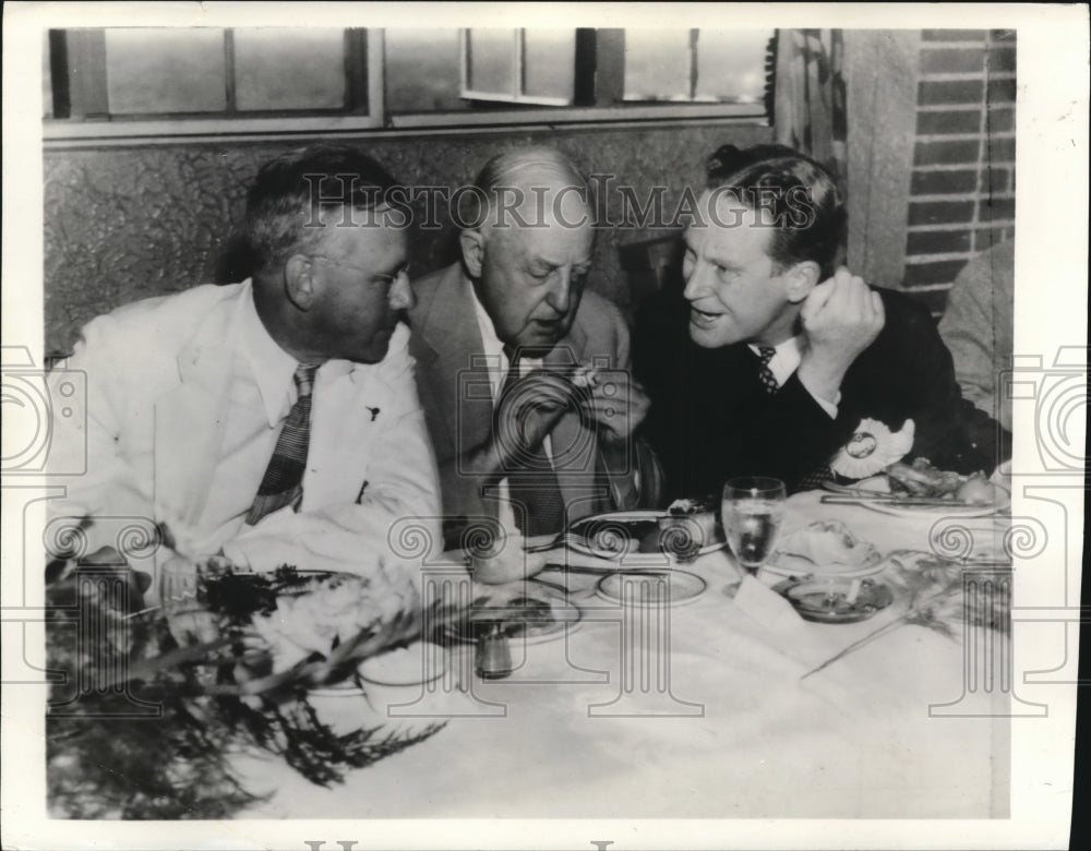 1936 Press Photo Landon, Snell and Hamilton Chats as they Eat in a Restaurant - Historic Images