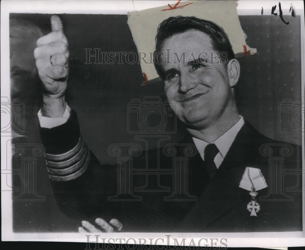 1952 Press Photo Capt.Kurt Carlsen Gives Thumbs Up Sign at Danish Club in London - Historic Images