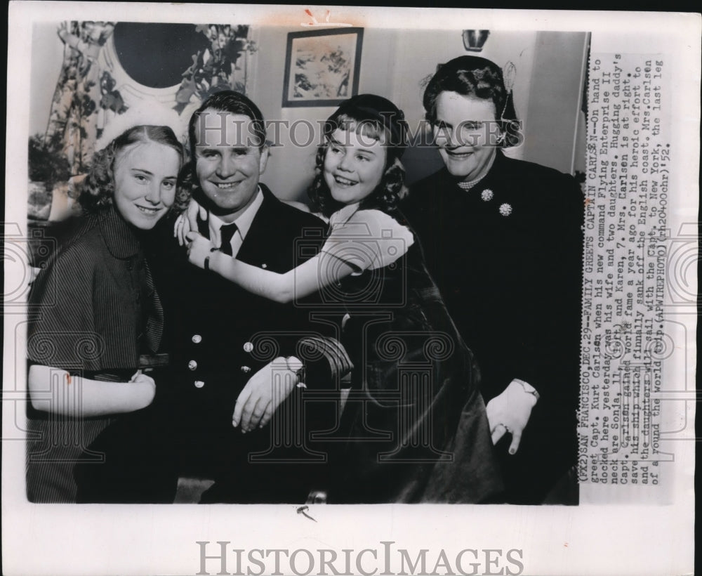 1952 Press Photo Capt.Kurt Carlsen Greeted by His Family - Historic Images