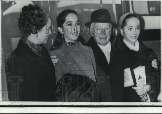 1937 Press Photo Charlie Chaplin with the members of his family - Historic Images