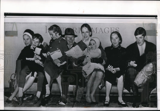 1961 Press Photo Charlie Chaplin with his wife Oana and their children - Historic Images