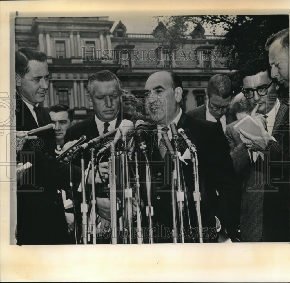 1962 Press Photo Mayor Celebrezze talks to newsmen outside the White House - Historic Images