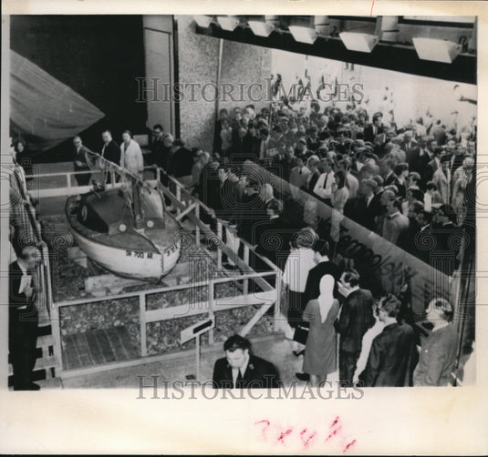 1965 Wire Photo Robert Manry's boat Tinkerbelle on display in London  - Historic Images