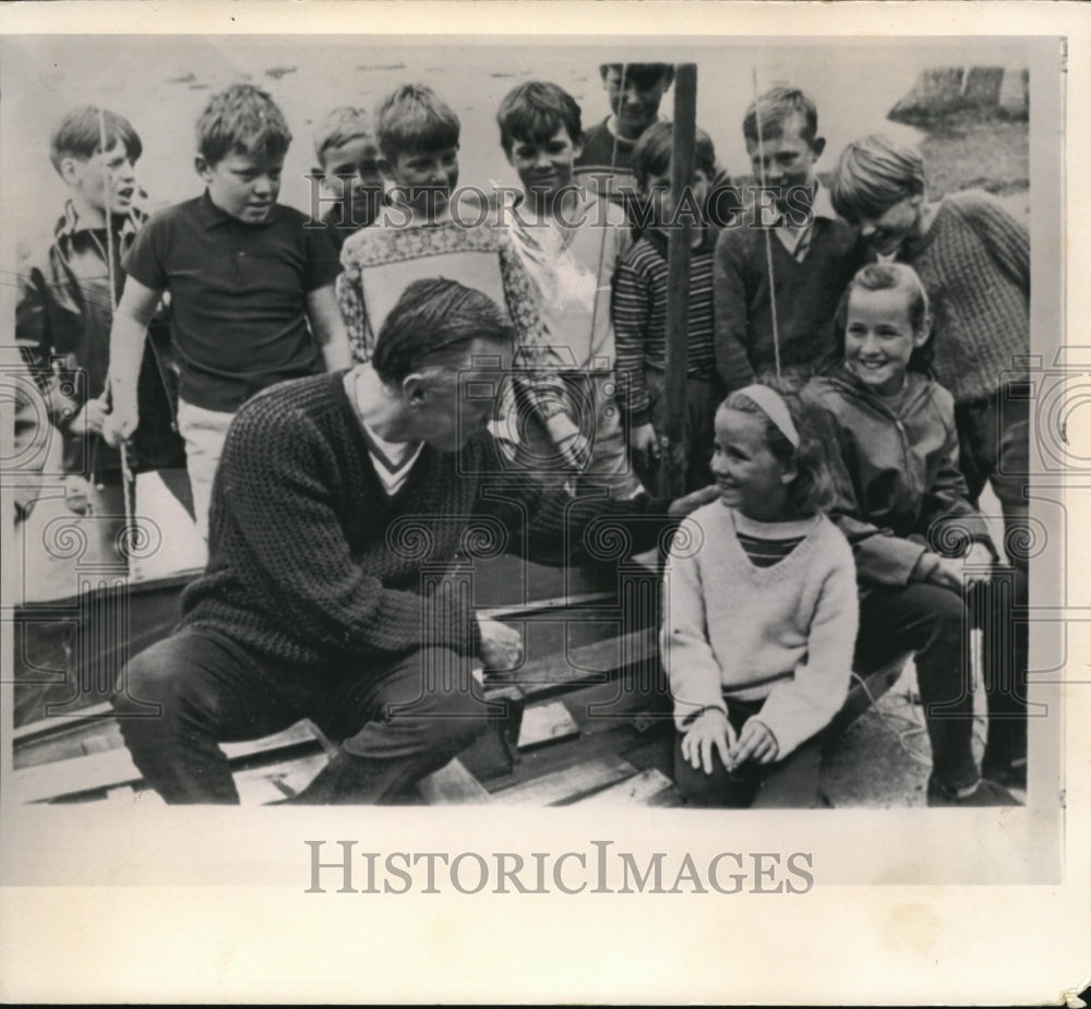 1965 Press Photo Capt Robert Manry answers questions from a crowd of children - Historic Images