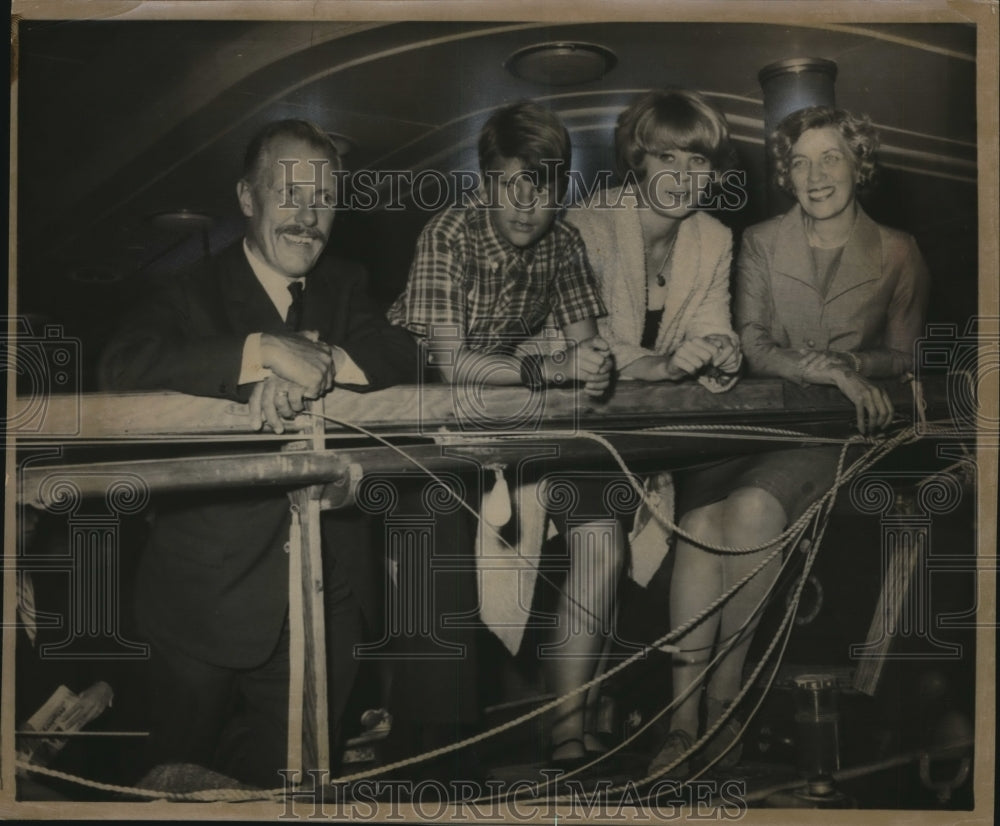1965 Press Photo Robert Manry with his family aboard the Queen Mary - Historic Images