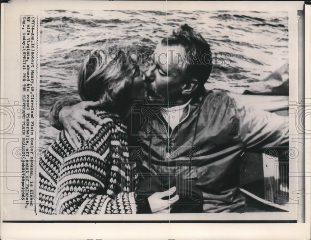 1965 Press Photo Robert Manry with wife Virginia aboard his vessel Tinkerbelle - Historic Images