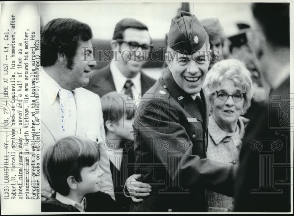 1973 Press Photo Lt Col Robert Purcell with his mother at the Louisville airport - Historic Images