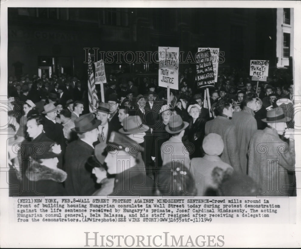 1949 Press Photo Wall Street Protest against Mindszenty Sentence - Historic Images