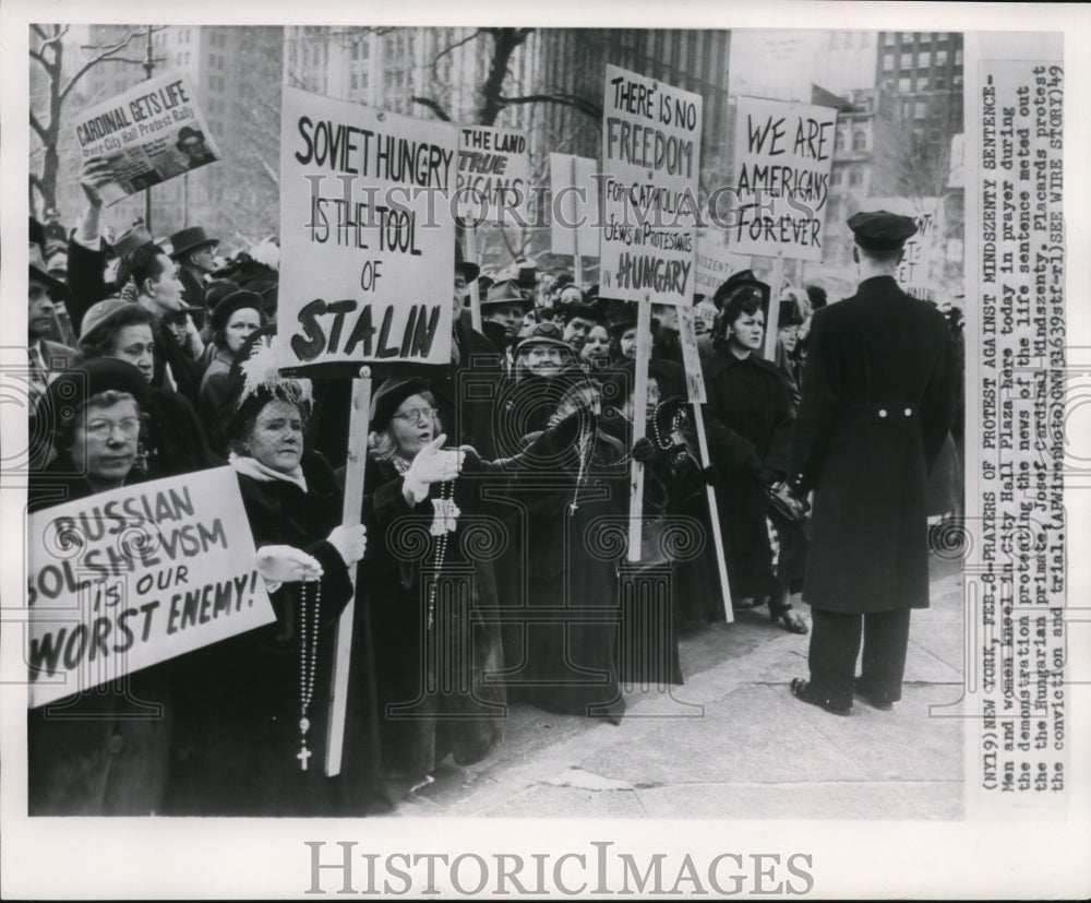 1949 Press Photo Prayers of Protest against Mindszenty Sentence - Historic Images