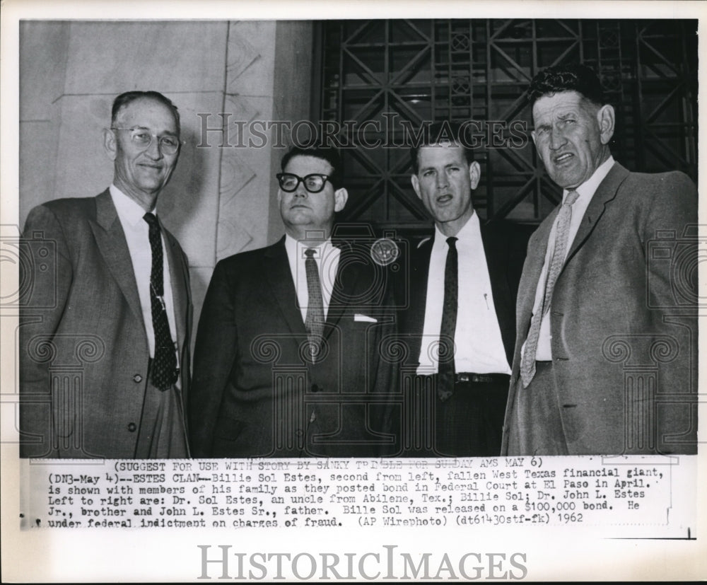 1962 Press Photo Billie Sol Estes w/ members of his family posting bail - Historic Images