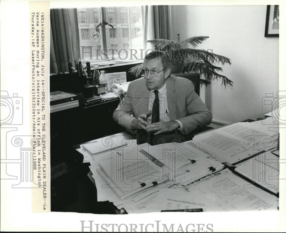 1988 Press Photo La Verne Ausman during an interview on his office in Washington - Historic Images