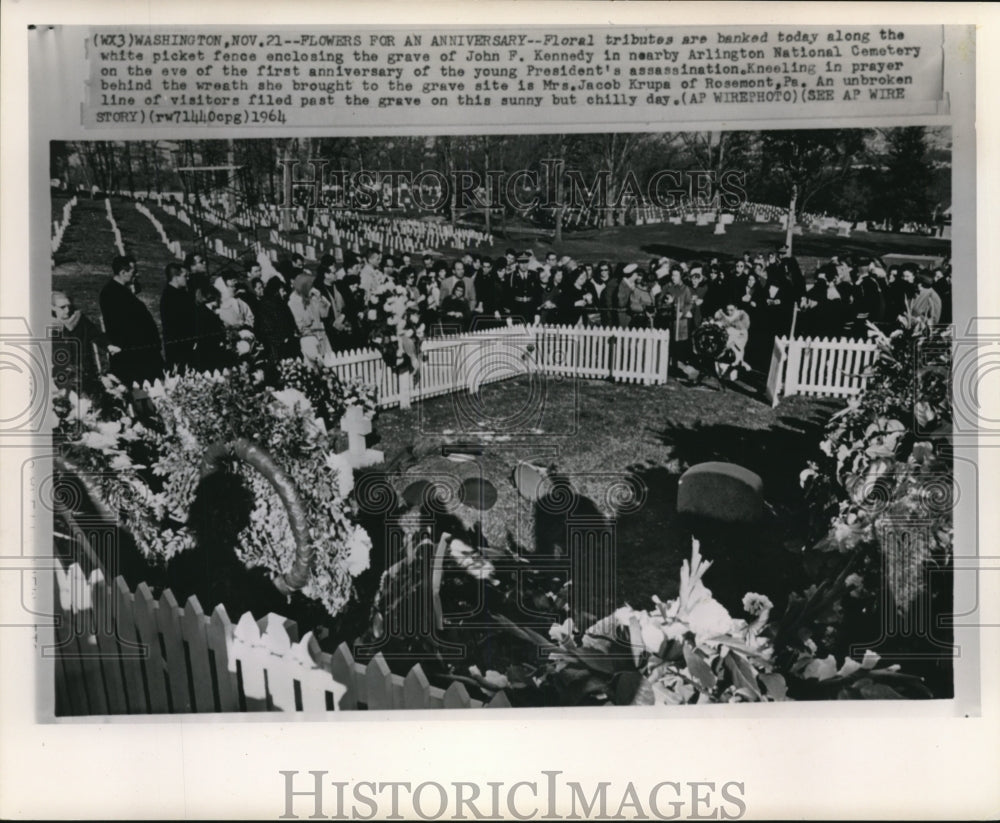 1964 Press Photo Floral Tributes are banked along the white picket fence - Historic Images