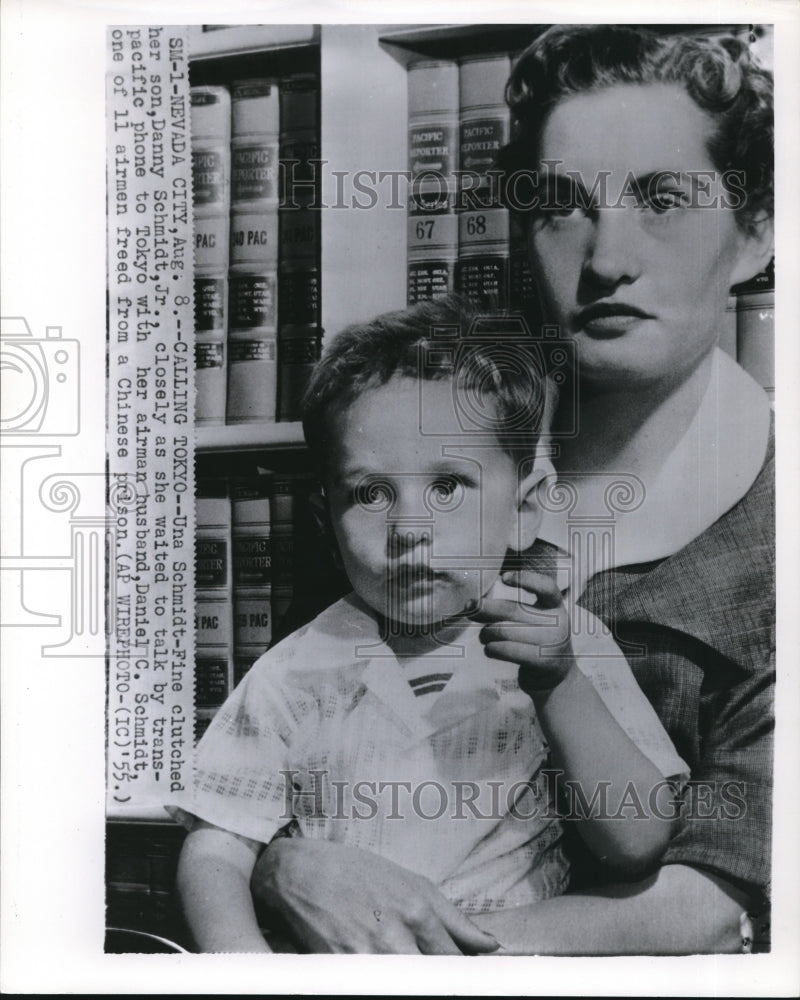 1955 Press Photo Una Schmidt w/ her son Danny, Jr waiting to talk to her husband - Historic Images