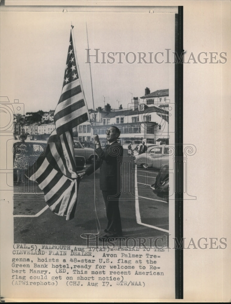 1965 Press Photo Thew United States flag to welcome Robert Manry - Historic Images