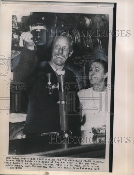 1965 Press Photo Robert Manry  with Jean the wife of the pub's owner - Historic Images