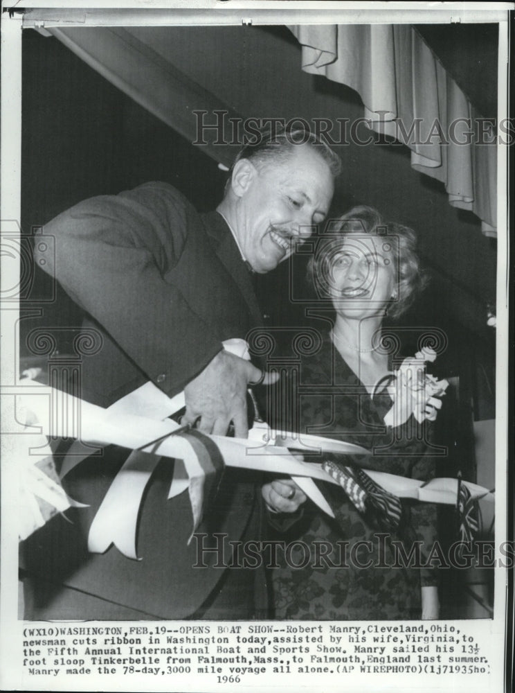 1966 Press Photo Mr. &amp; Mrs. Robert Manry at the Annual International Boat Show - Historic Images