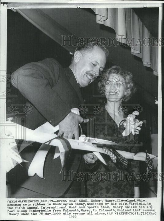 1966 Press Photo Mr. & Mrs. Robert Manry at the Annual International Boat Show - Historic Images