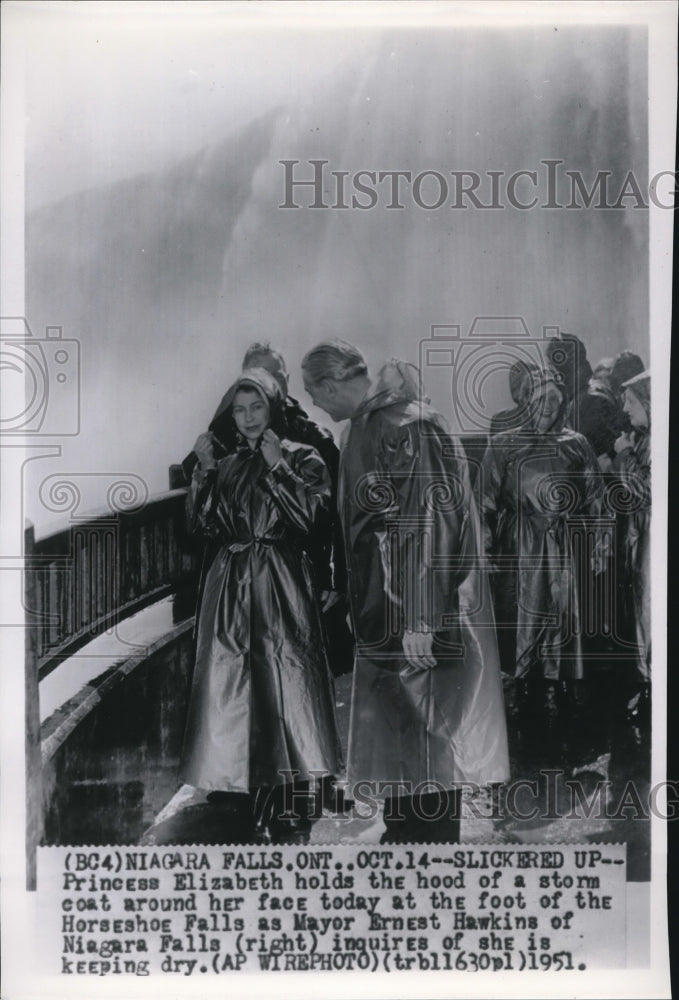 1951 Press Photo Princess Elizabeth with Mayor Hawkins at foot of HorseshoeFalls - Historic Images