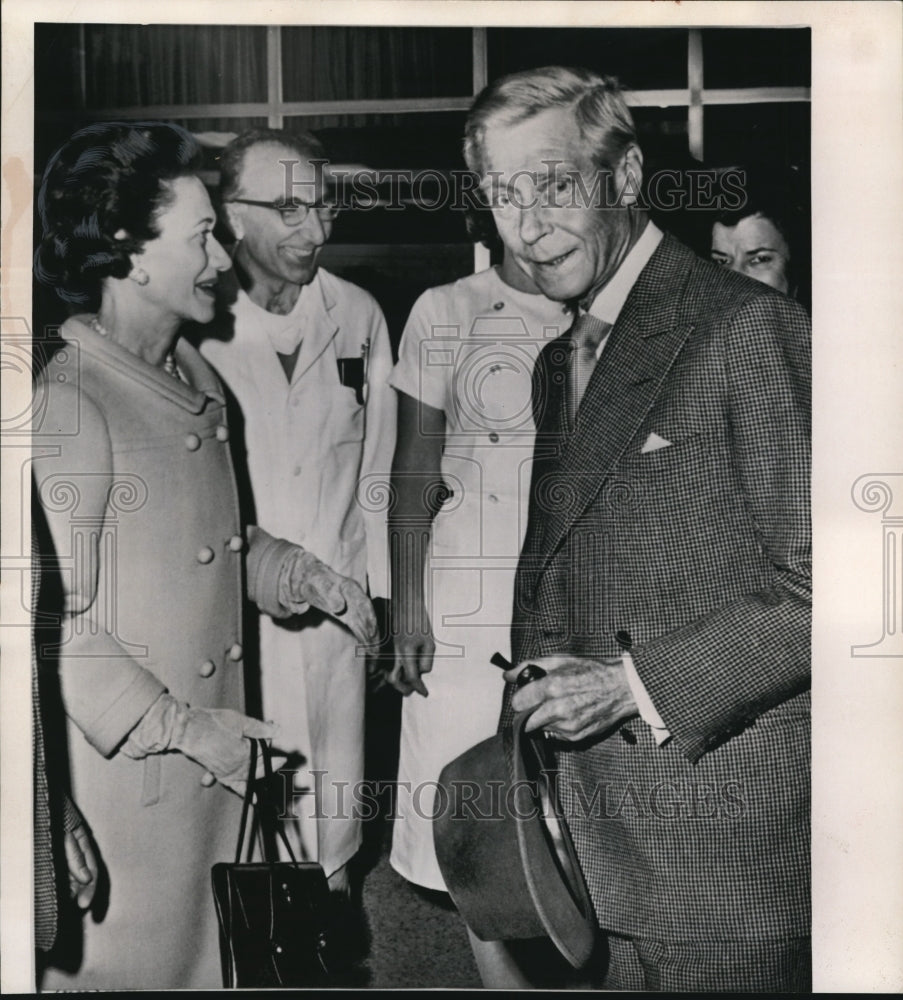 1965 Press Photo Duke of Windsor leaves hospital after abdomen surgery - Historic Images