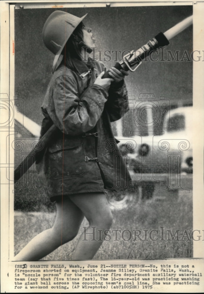 1975 Press Photo Joanne Silley washing giant ball across opposed team goal line - Historic Images