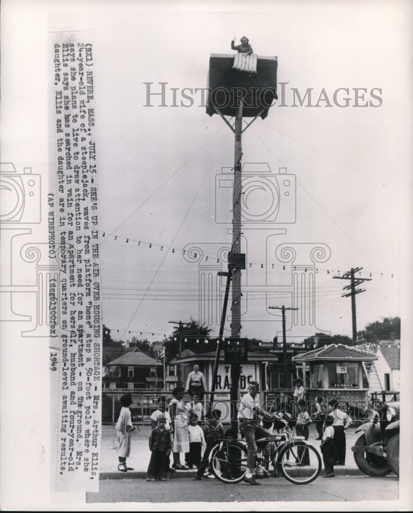 1949 Press Photo Mrs. Arthur Ellis Waves from Flatform Atop 50 foot Pole - Historic Images