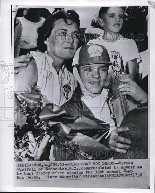 1956 Press Photo Norman Westfall with mother won 19th annual Soap Box Derby - Historic Images