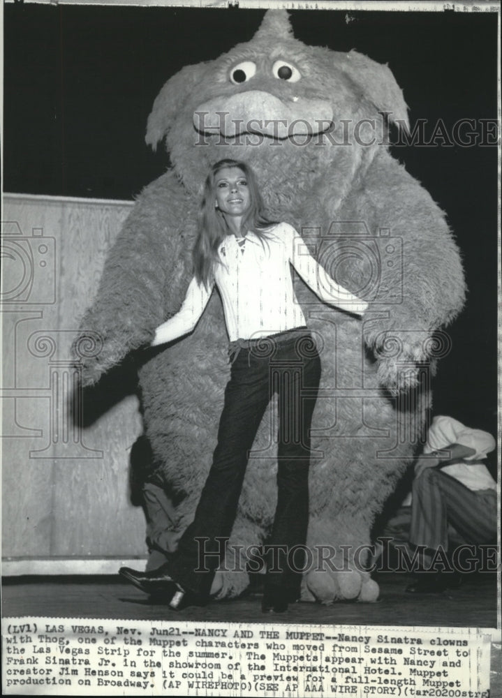 1971 Press Photo Nancy Sinatra with Thog, Muppet characters moved from Sesame St - Historic Images