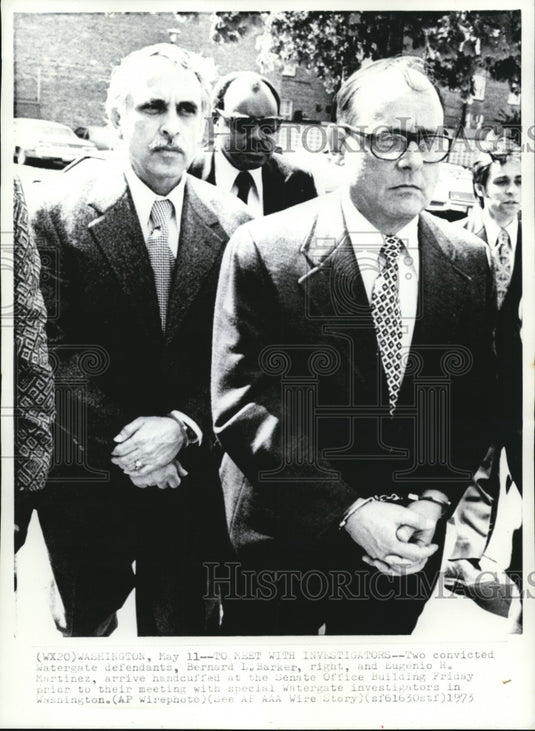 1973 Press Photo Barker&Martinez handcuffed at Senate Office tomeetinvestigators - Historic Images