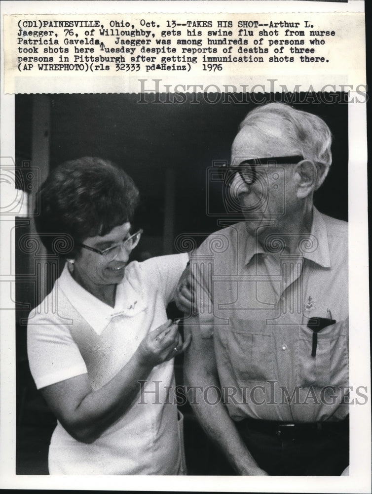 1976 Press Photo Arthur Jaegger gets swine flu shot from nurse Patricia Gavelda - Historic Images