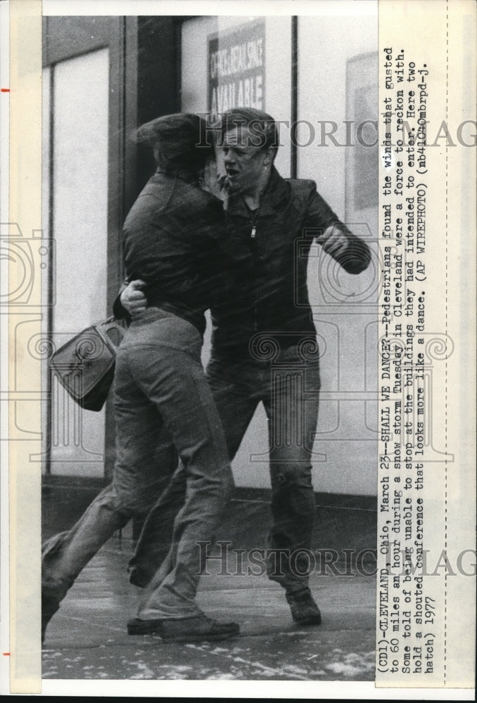 1977 Press Photo Pedestrians on E 9th St jitterbugging in the winds that blew - Historic Images