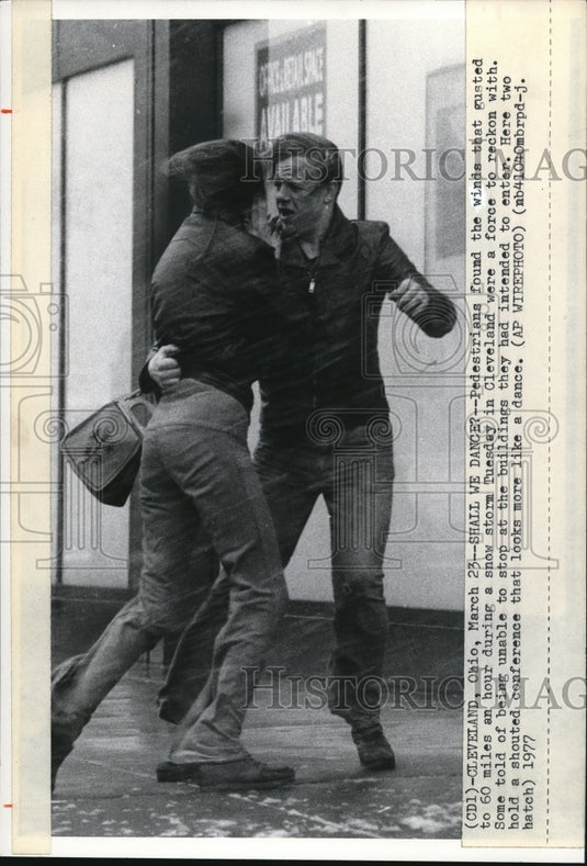1977 Press Photo Pedestrians on E 9th St jitterbugging in the winds that blew - Historic Images