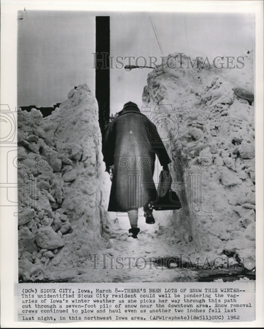 1962 Press Photo Iowa's winter weather piled 7 foot of snow in Sioux City - Historic Images