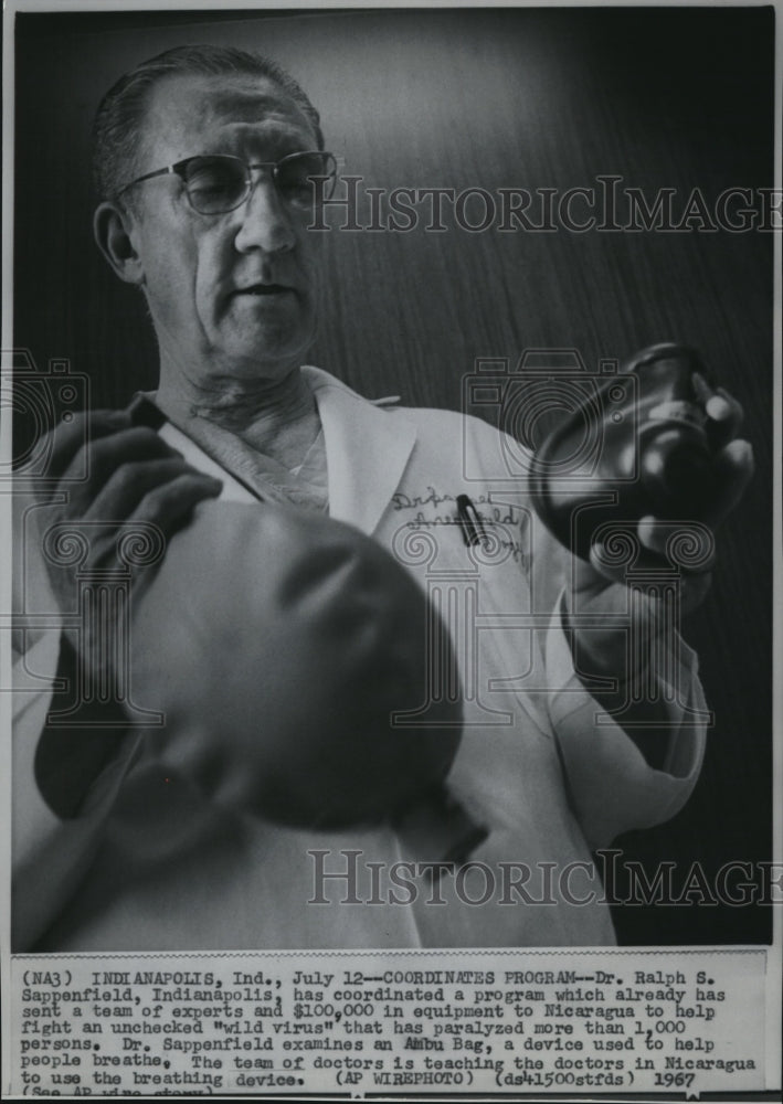 1967 Press Photo Sappenfield withexperts in coordinatedprogram to fightwildvirus - Historic Images