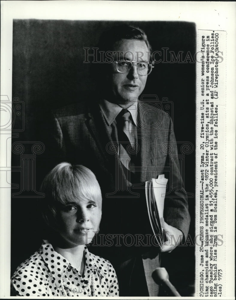 1973 Press Photo Lynn signed $1,455,000 contract in S&amp;J IceFollies with Pres.Tom - Historic Images