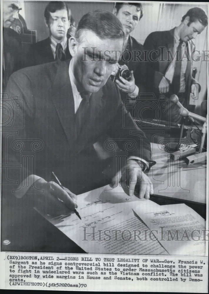 1970 Press Photo Gov. Sargent signs bill to test legality of war in Boston - Historic Images