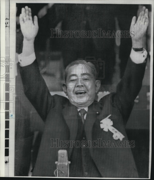 1970 Press Photo Sato winning 4th term in Japan cheers with crowd in Tokyo - Historic Images